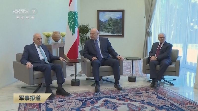 2月8日，在黎巴嫩贝鲁特，黎巴嫩总统约瑟夫·奥恩（中）、总理纳瓦夫·萨拉姆（右）和议长纳比·贝里（左）在新政府组建后会面。（图：CCTV 视频截图）