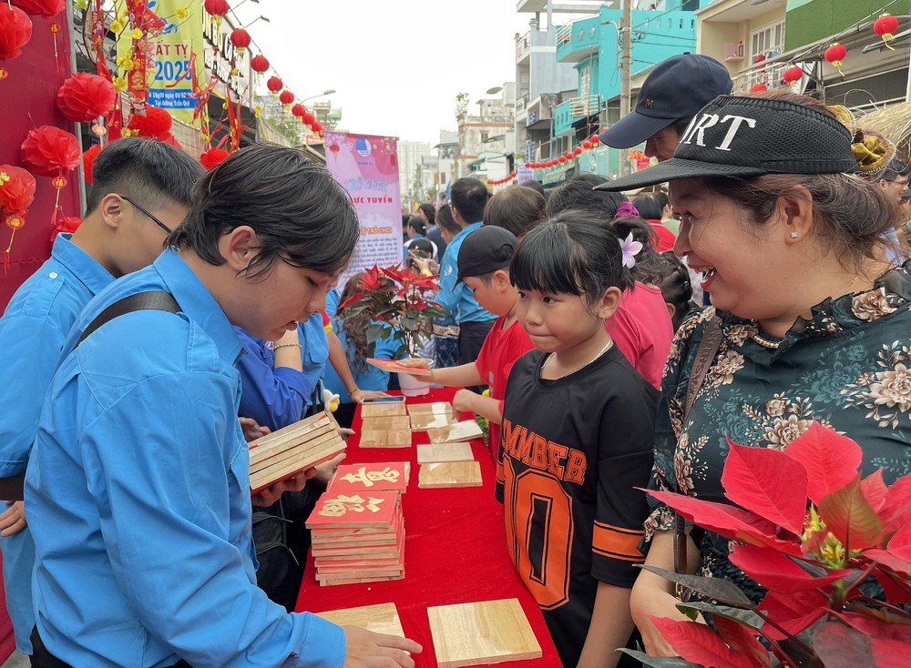 元宵节民间游戏吸引众多市民参加。