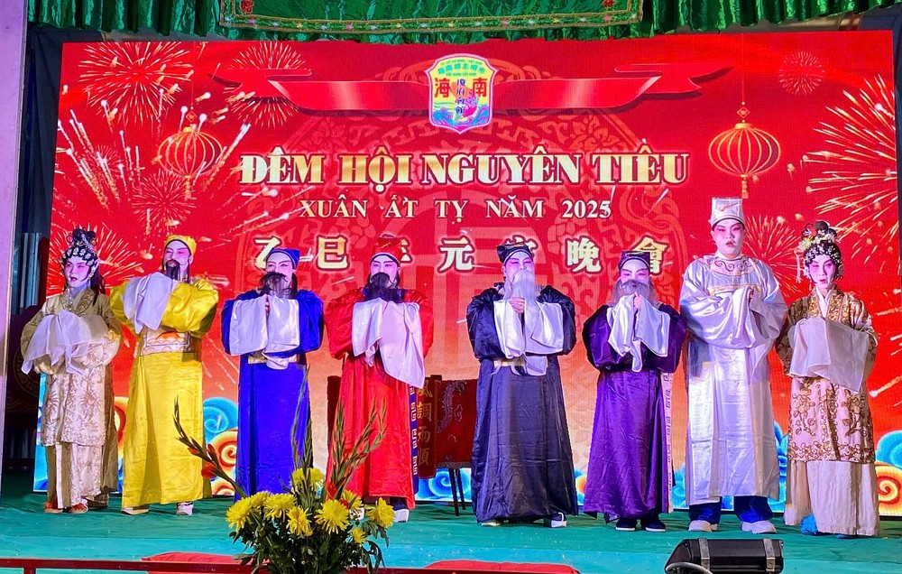 海南会馆业余琼剧组演出《八仙贺寿》。