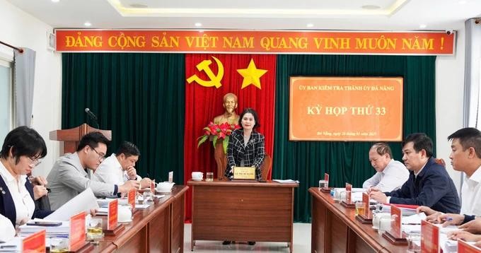 岘港市委常务委员、岘港市委检委会主任黎氏美幸同志主持会议。