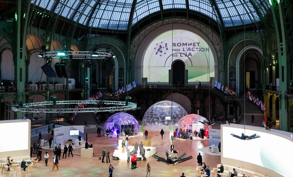 2月10日，人们在法国巴黎参加人工智能行动峰会。（图：新华社/AFP）