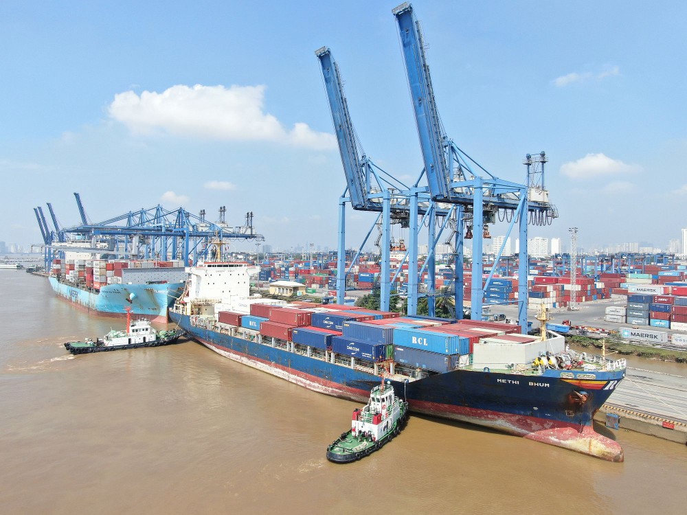 本市桔莱港货轮抵港一瞥。