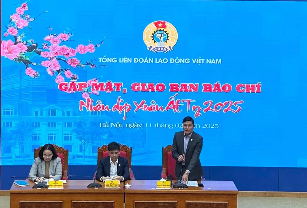 越南劳动总联团宣教处-女工副主任阮孟坚（站）在新闻发布会上发言。（图：秋姮）