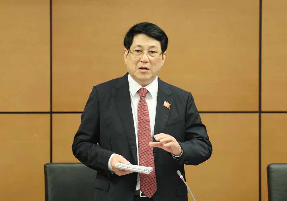 国家主席梁强在本市国会代表小组讨论会议上致辞。