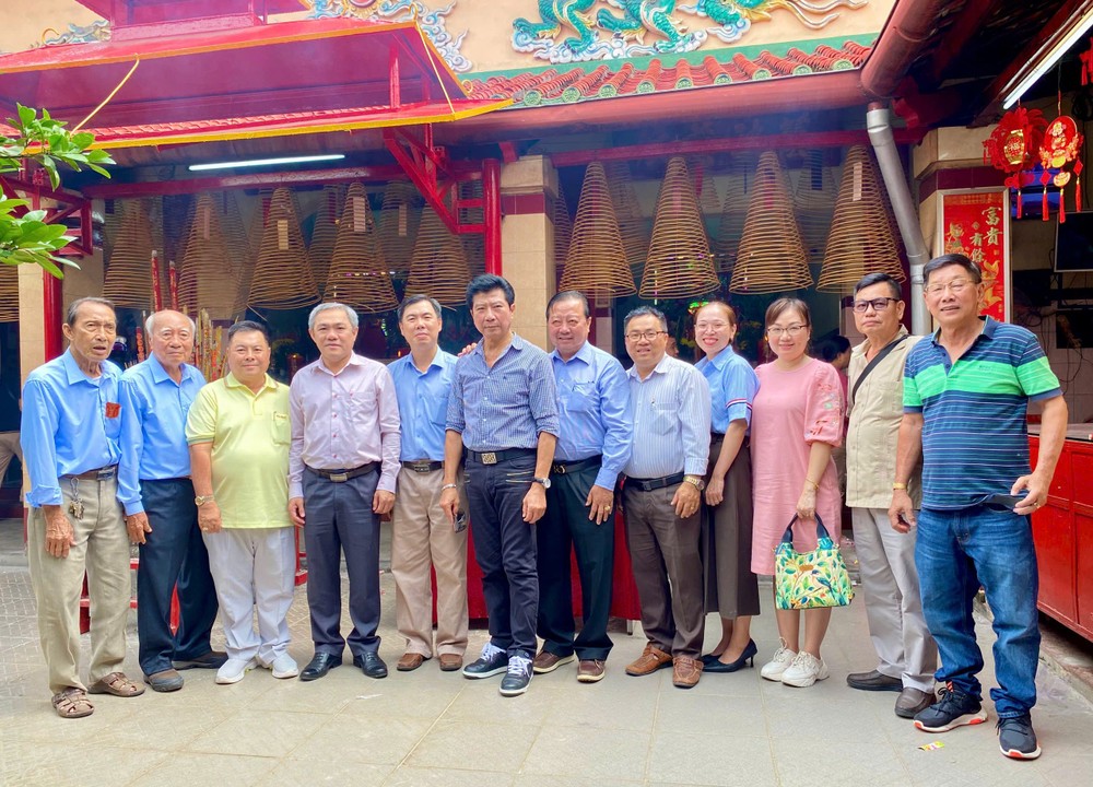 七府关帝庙理事与前往参神的市民族领导、各华企留影。