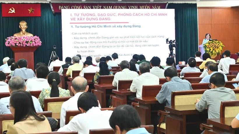 本市举行傚法胡志明思想道德专题会议