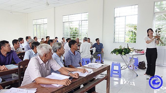 榴槤树嫁接和繁殖培训班在前江省丐礼县美城南乡举办。（图：前江报）