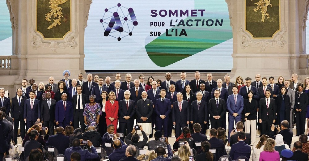 法国总统马克龙与出席会议的各国领导人及部分与会者合影留念。（图：互联网）