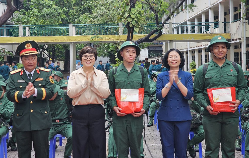 第五郡领导勉励入伍青年。