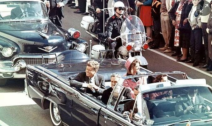 1963年11月22日，美国总统约翰·肯尼迪、第一夫人杰奎琳·肯尼迪、德克萨斯州州长约翰·康纳利等人在德克萨斯州达拉斯向车队沿途的人群微笑。（图：互联网）