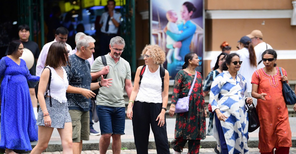 国际游客参观市邮政局。（图：光定）