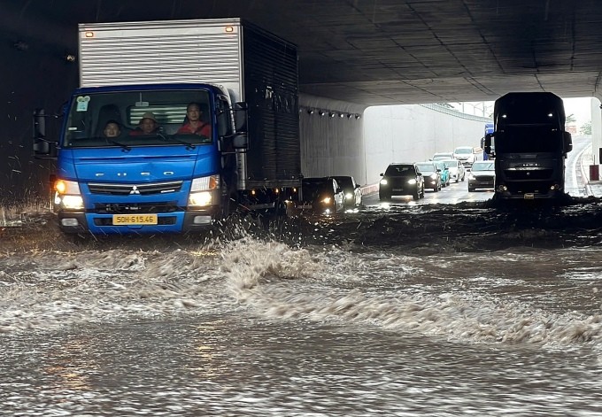 今日早上，第七郡阮文灵-阮友寿交通枢纽隧道严重受淹。