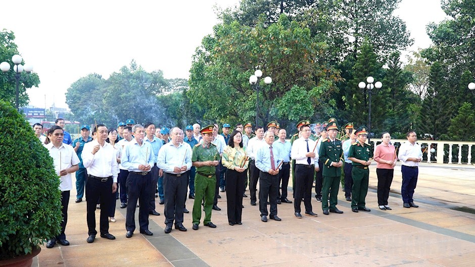 年轻人随时履行神圣义务