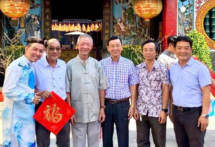 作者（右二）与各诗友和好友在“慈善挥春”上留影。