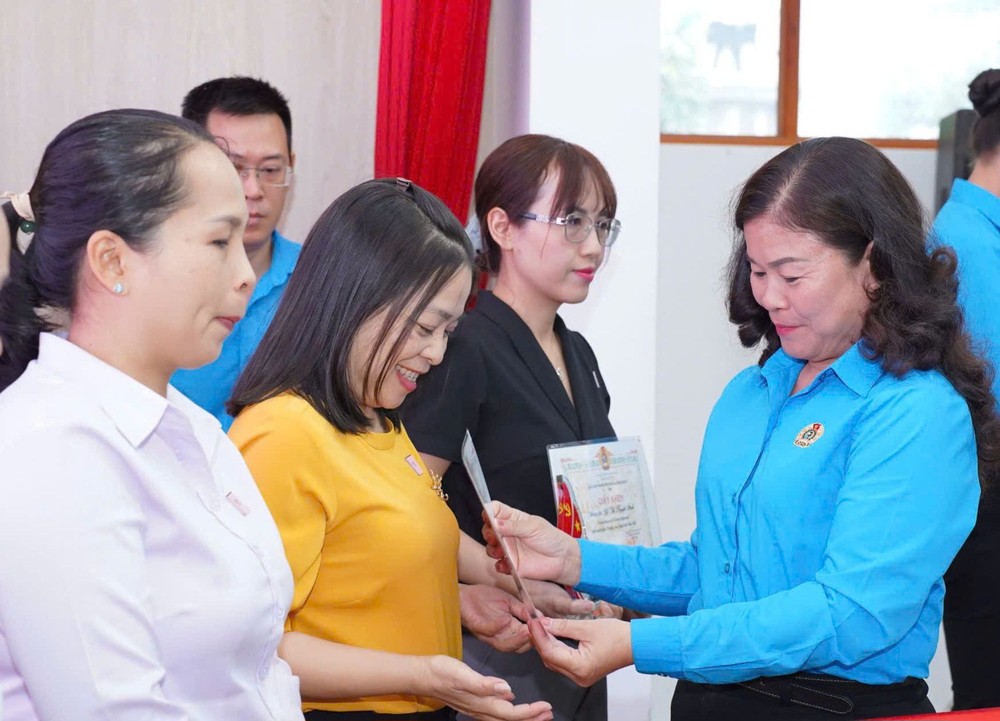 模范党员获表扬