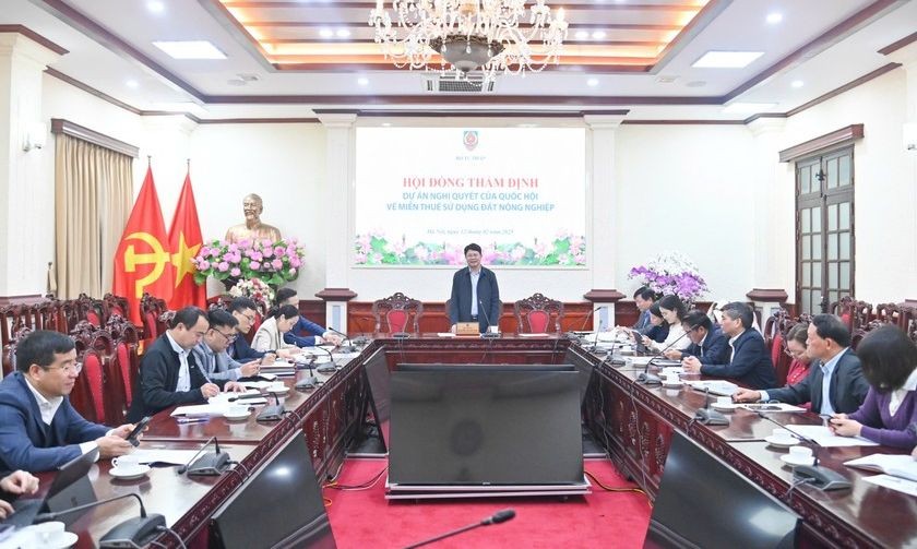 司法部副部长阮青静（中）主持国会关于农业用地使用免税《决议》项目审定委员会会议。（图：世团）