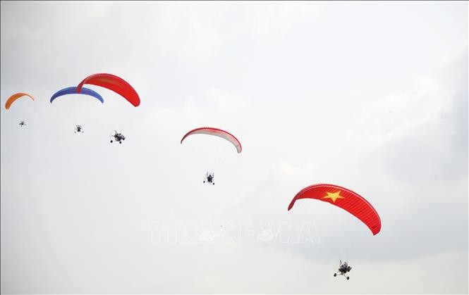 飞行员们在塔帕-索切克旅游区上空进行动力滑翔伞飞行。