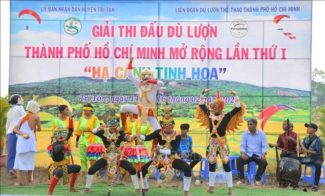 逾30名国内外飞行员参加滑翔伞比赛