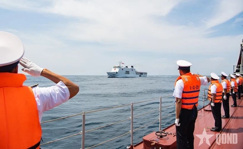 越南海军第二海区舰队171旅的09号舰干部和水手向指挥舰敬礼。（图：人民军队）
