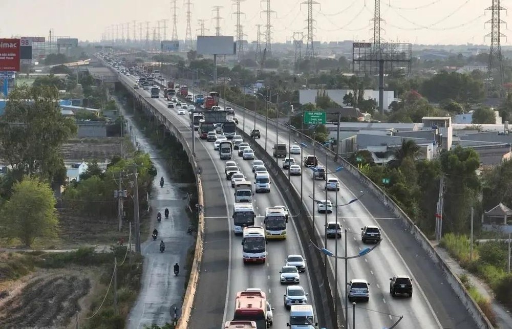 图为本市-忠良-美顺高速公路途经隆安省路段。（图：舒陈）