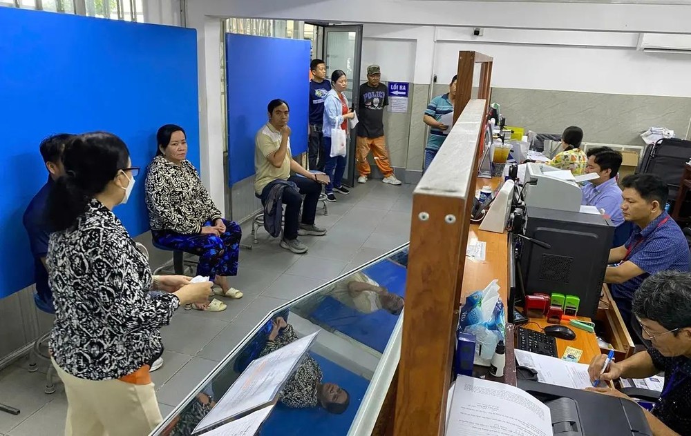市民进步交通中级学校等待办理驾照换发手续。（图：秋蓉）