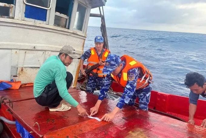 第四区海警司令部执法警员对 CM 92519 TS号渔船上的非法柴油进行了封存。（图：成仁）