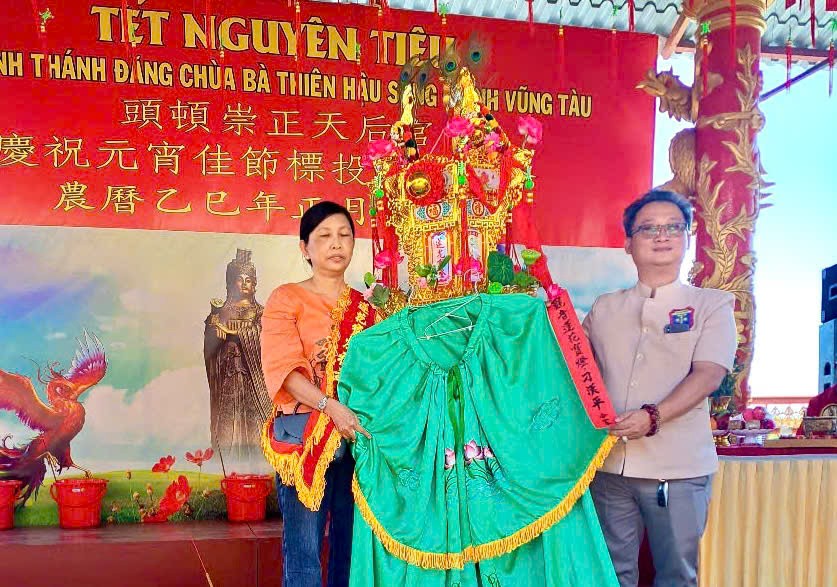 头顿崇正天后宫举行标投9盏圣灯