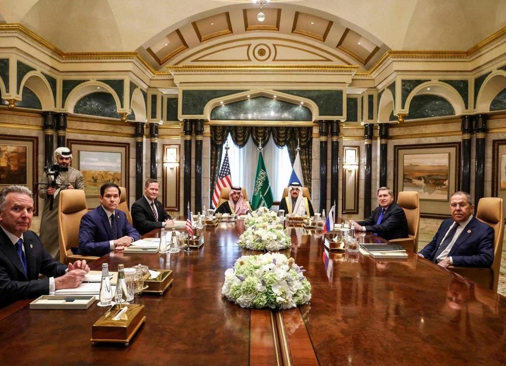 美国务卿鲁比奥(左二)与俄外长拉夫罗夫进行会谈。（图：AFP）