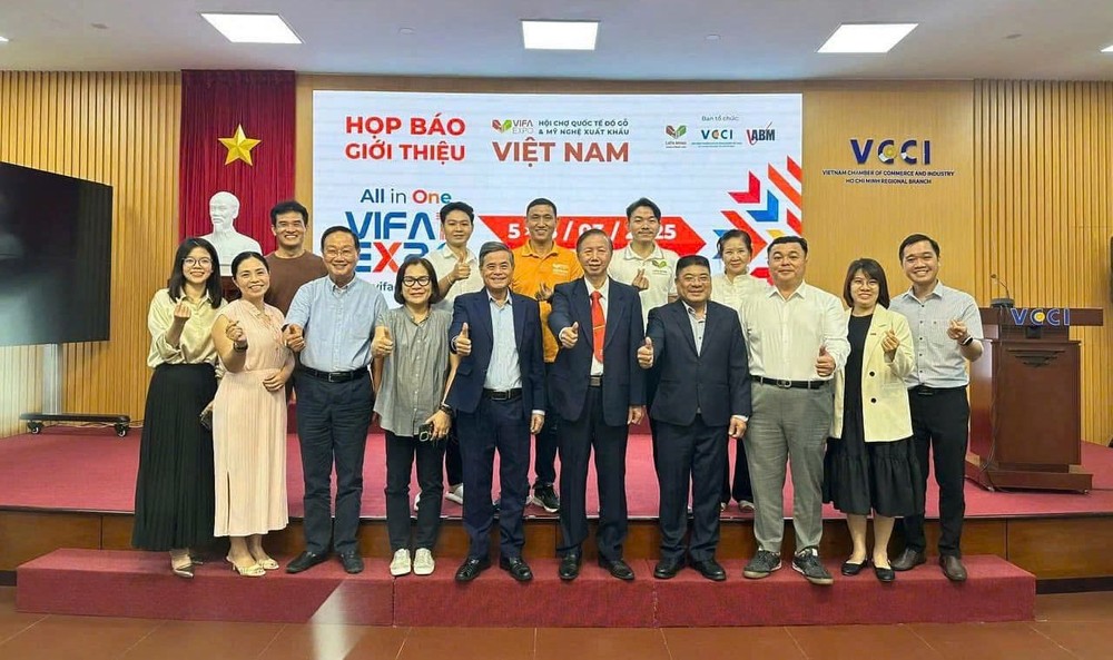 华人企业家、联盟傢具手工艺品股份公司董事长邓国鸿(前排左六)与各单位、企业代表合影。