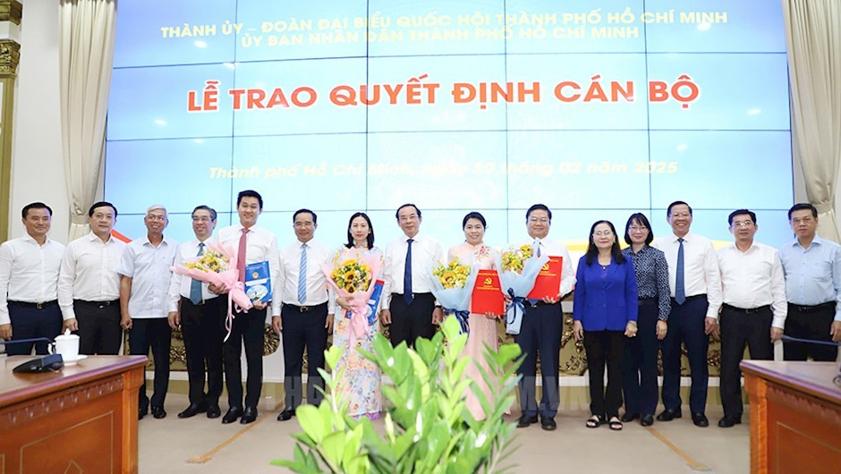 接受新任务的骨干干部与本市领导拍照留念。