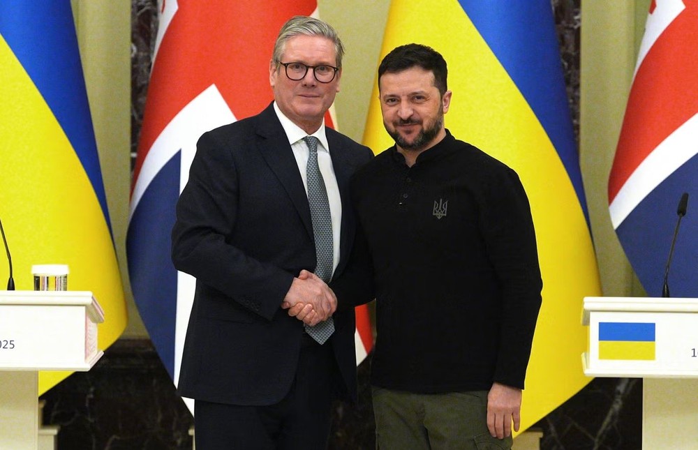 图为 2025年1月16日，在俄罗斯袭击乌克兰期间，英国首相基尔·斯塔默和乌克兰总统泽连斯基在乌克兰基辅签署仪式后握手。（图：AP）