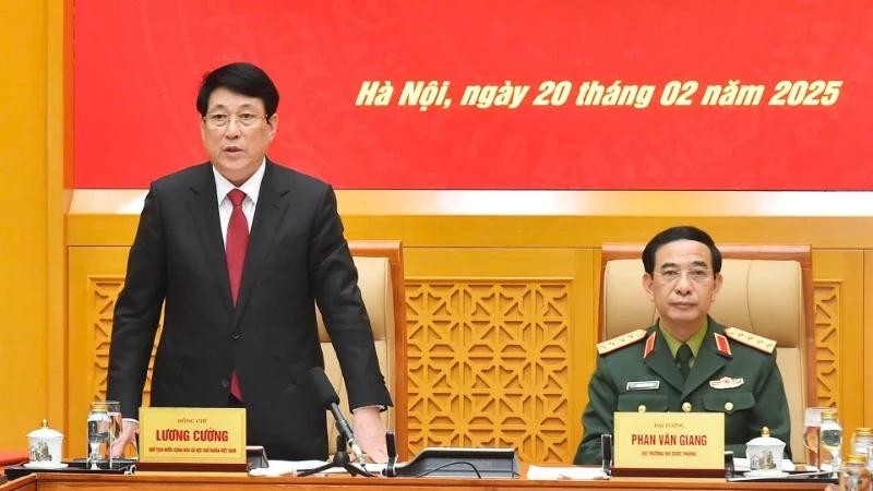 国家主席梁强（左）在会议上发表指导意见。（图：人民报）