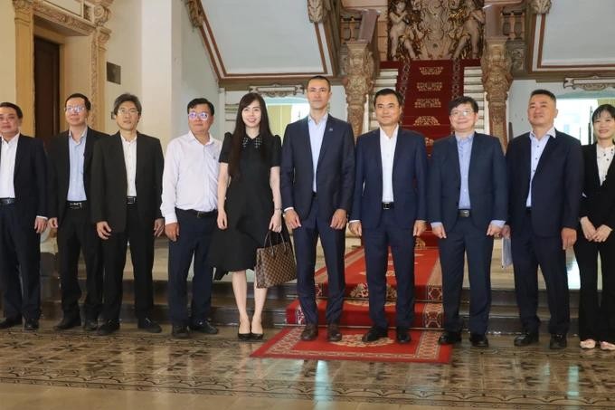 市人委会副主席裴春强同亚洲开发银行代表团合照。（图：国雄）