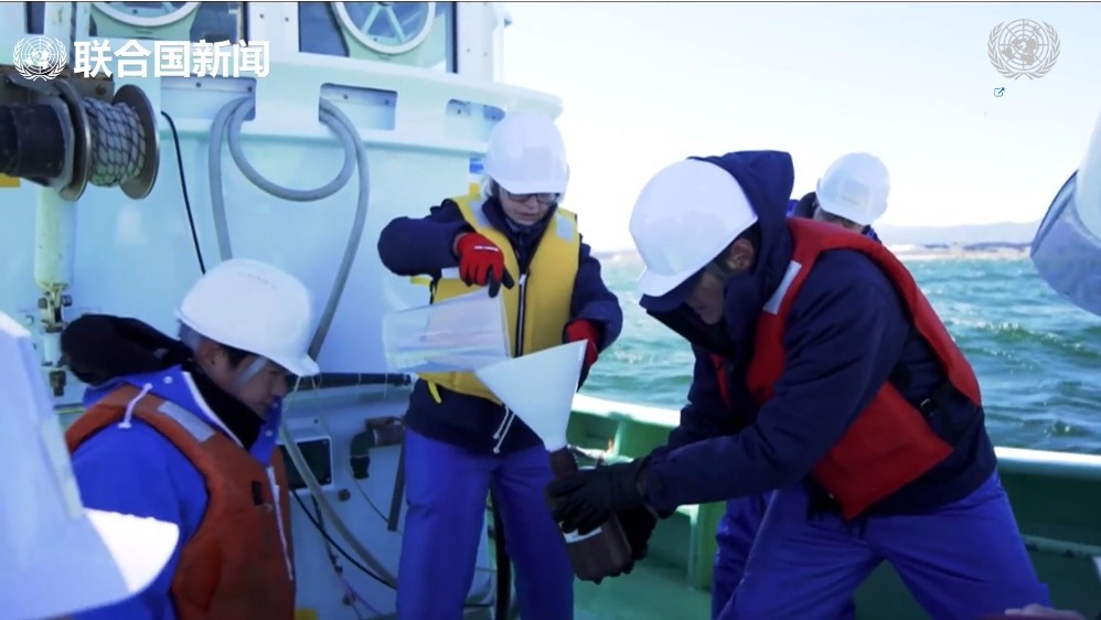 国际原子能机构率国际专家在福岛第一核电站附近海域采集海水样本。（图：联合国视频截图）