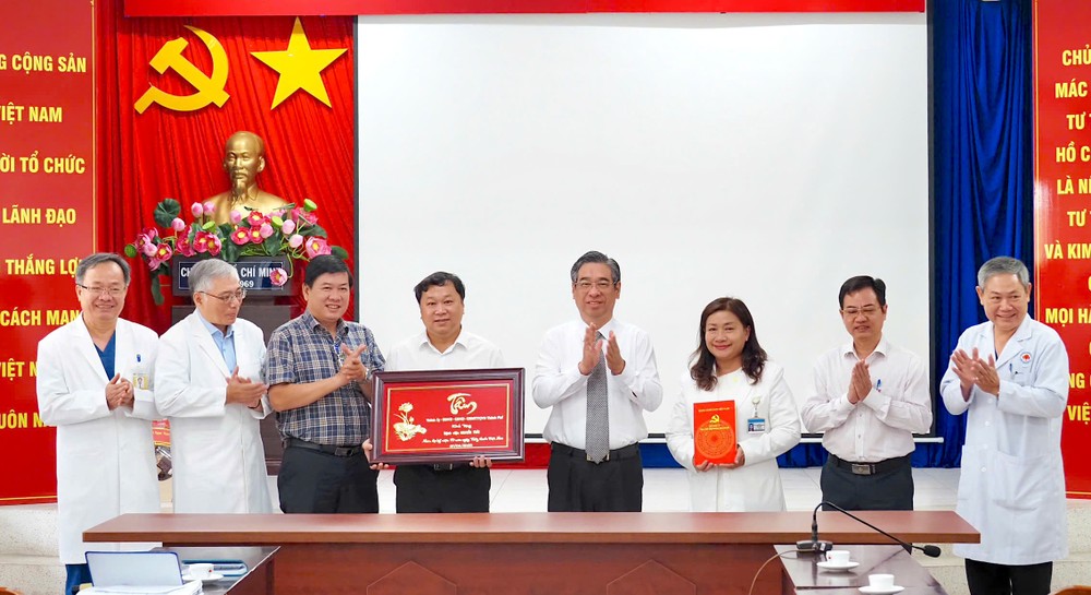 阮福禄同志向阮廌医院领导赠送礼物。