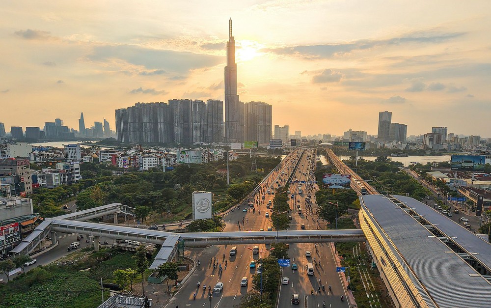 人行天桥连接地铁1号线高架车站（滨城-仙泉）方便旅客出行。（图：青松）