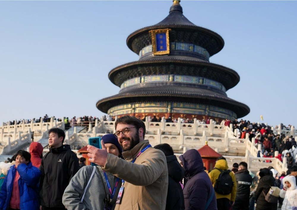 春节期间，许多来华外籍人士邂逅春节，感受别样中国行。 （图：新华社）