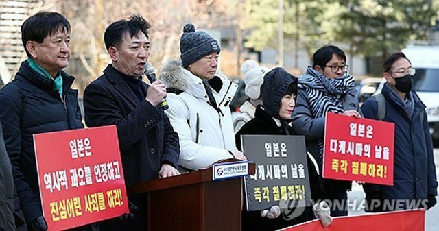 2月22日，在位于首尔钟路区的“和平少女像”前，韩国独岛协会成员举行记者会，要求日方停办“竹岛日”20周年活动。 （图：韩联社）