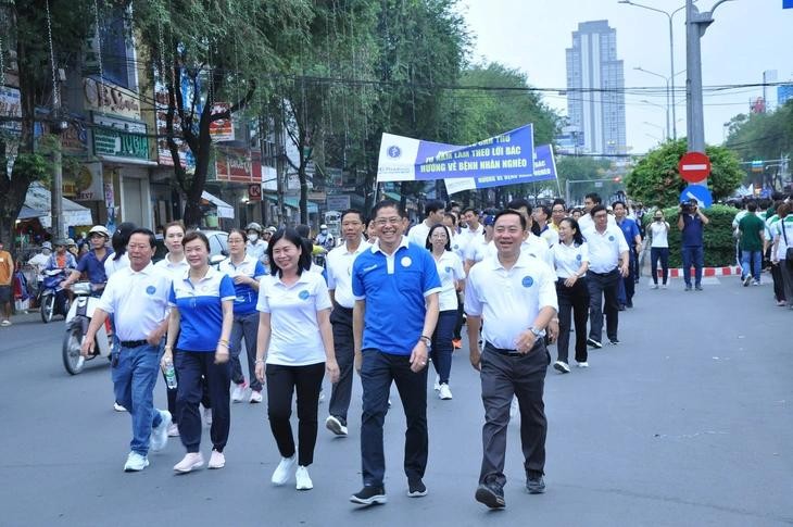 芹苴市医务人员参加“迈向贫困患者”的步行活动。（图：泰垒）
