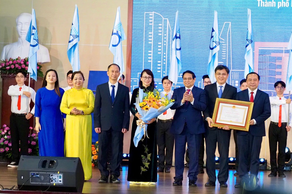 政府总理范明政向市国立大学颁授一等劳动勋章。（图：黄雄）