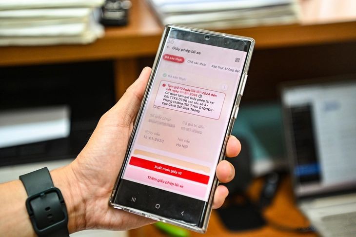 驾照数据现已集成在 VNeID 应用程序中。（图：洪光）