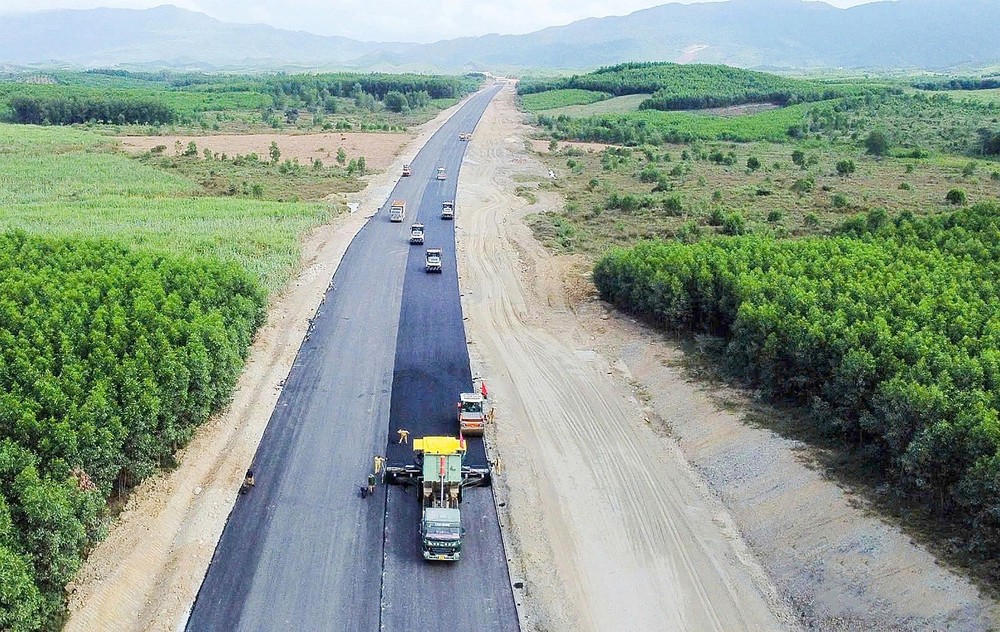 云峰-芽庄高速公路预计今年“四·三〇”期间完成。