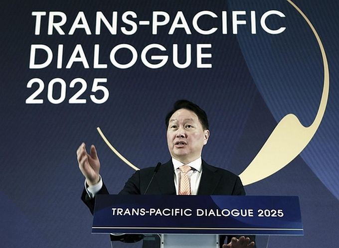 当地时间2月21日，在美国华盛顿一家酒店，SK集团会长崔泰源出席“2025跨太平洋对话”并致开幕辞。 （图：韩联社）