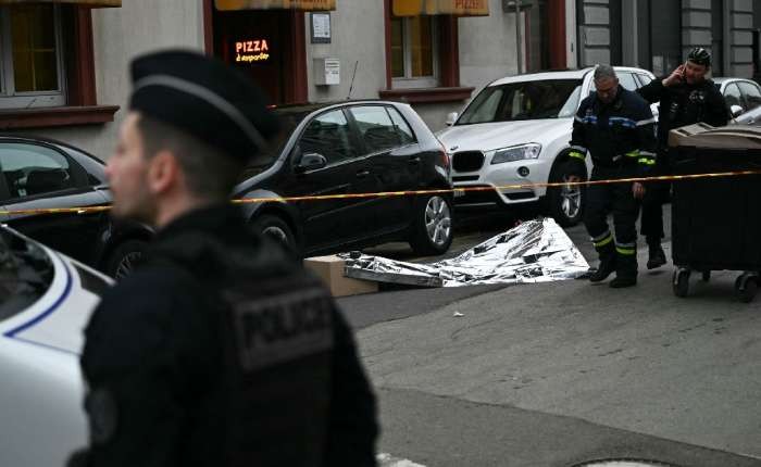 警方在案发现场调查。（图：AFP）