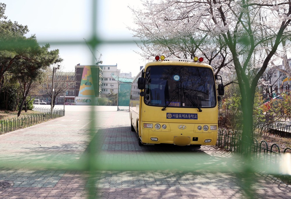 2020年3月31日，在韩国首尔，一辆小学校车停在校园里。（图：新华社/纽西斯通讯社）
