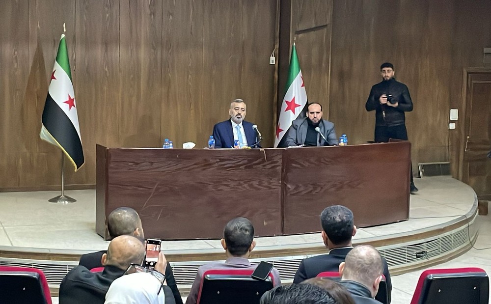 叙全国对话会议筹备委员会发言人哈桑‧达吉姆（左）23日在新闻发布会上发言。（图：Medialine）