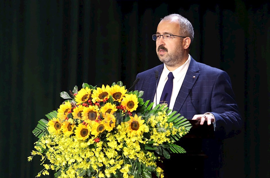 俄罗斯驻本市总领事蒂姆尔‧萨迪科夫在会上发言。（图：市党部新闻网）