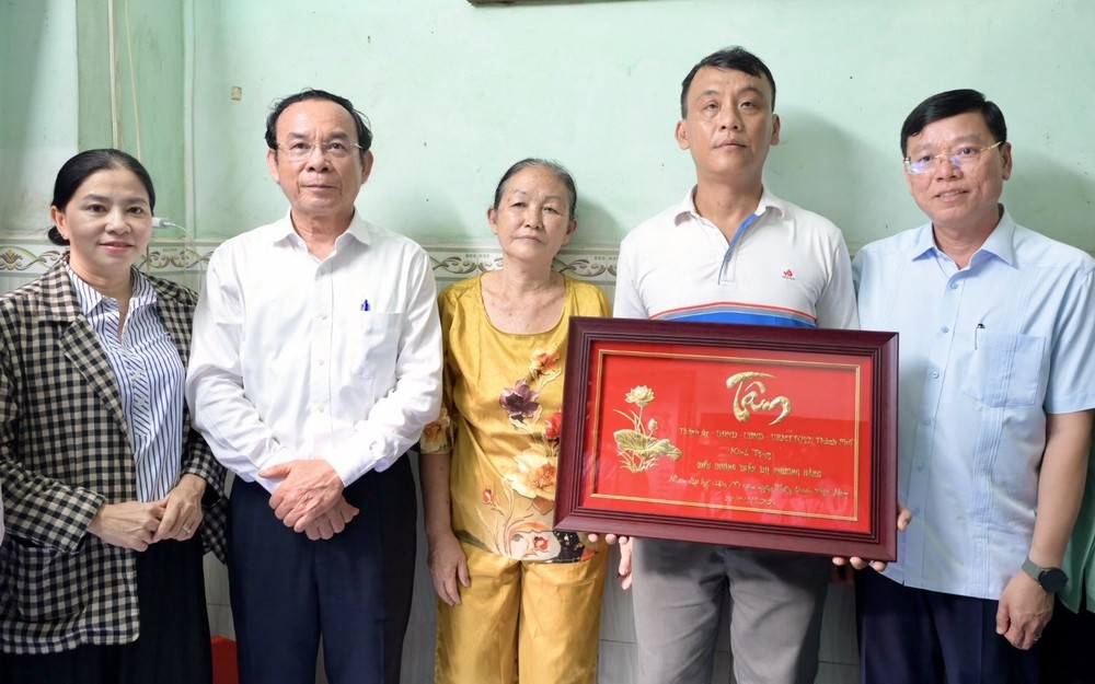 市委书记探望抗疫牺牲医生家属