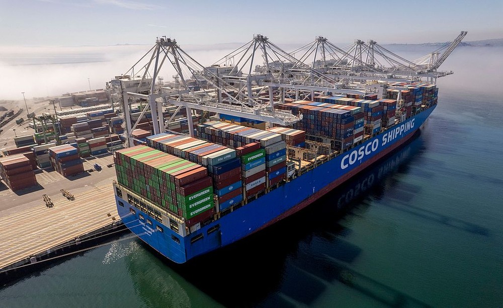 当地时间2月20日，在美国加利福尼亚州长滩港的一艘中国远洋海运集团的集装箱船。（图：互联网）