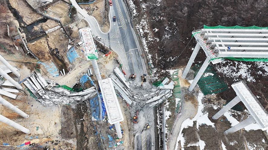京畿道安城市在建桥樑坍塌事故现场。（图：互联网）